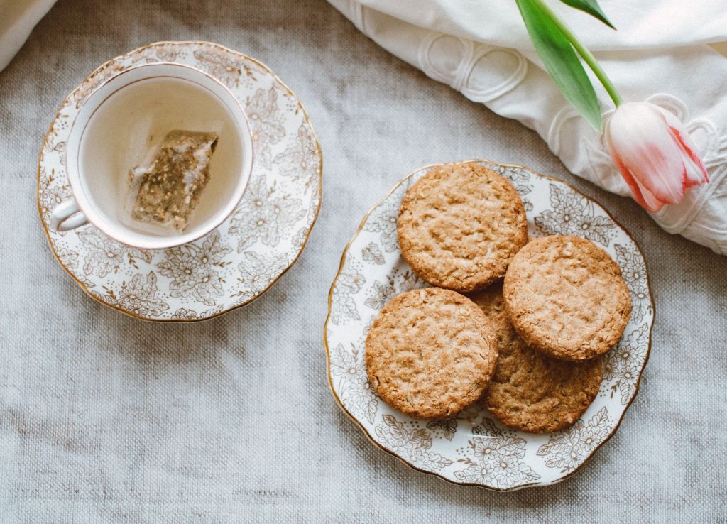 Biscuits anglais dans une assiette