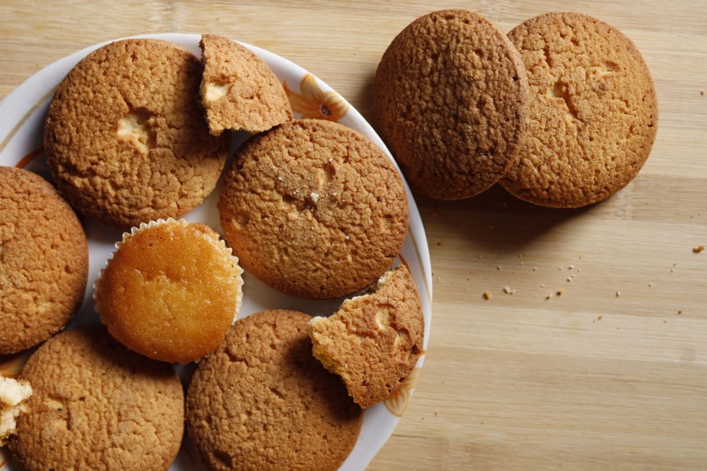 Des biscuits anglais posés dans une assiette sur une table